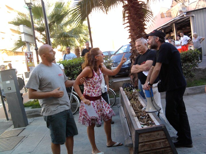 Roberto ORLANDO, in maglietta grigia con la Rita FAZZARI urlante "GULLACE è un mio dipendente"