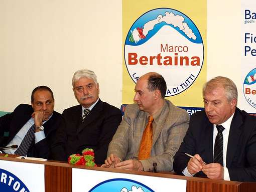 MOIO (a sinistra) candidato con l'uomo di BURLANDO, Marco BETAINA